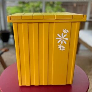 Vintage Fesco Lidded Trash Can Plastic hamper Harvest Yellow Gold Daisy Y-123